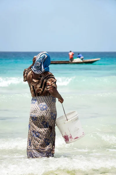 Mujer Esperando Que Barco Pesquero Llegue Costa Stone Town Isla — Foto de Stock