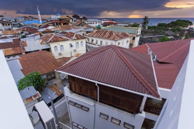 Stone Town, Zanzibar, Mayıs 28-2015: paslı çatı üstleri ile büyük bir fırtınanın denize şehrin.