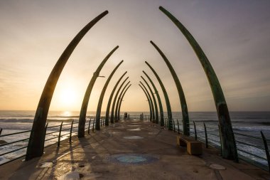 Durban, Güney Afrika, Nisan 9-2018: İskele yapısı içinde sabah ışığı denize manzaralı. İskelenin büyük tusk benzeri yapılar bir tasarım özelliği bulunuyor..