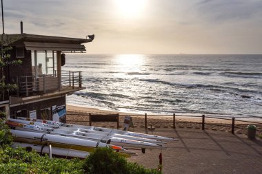 Durban, Güney Afrika, Nisan 9-2018: görüntülemek dışarı denize cankurtaran sol ve deniz şafak Kano bina ile. 