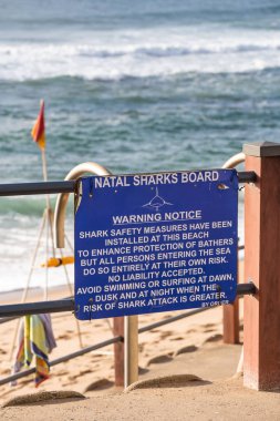 Durban, Güney Afrika, Nisan 10-2018: köpekbalığı güvenlik önlemleri yerde o sahilde hakkında yıkananlara bildiren seafront bir sürede.