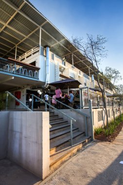 Johannesburg, Güney Afrika, olabilir 5-2018: dış dışarı-in inşa karmaşık alışveriş kullanılan nakliye konteyner.