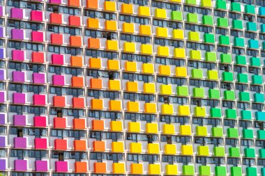 Öğrenci konaklama yerinin balkonlarında renkli kaplama 