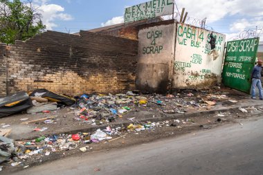 Yol kenarında çöp ve çöp..