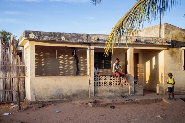 Ids colgando fuera de una pequeña casa en Mozambique . — Foto de Stock