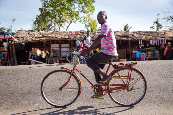 Hombre monta su bicicleta más allá de puestos de carretera . — Foto de Stock