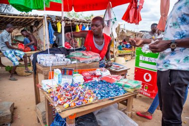 Yolun kenarındaki bir tezgahtan mal satan adam..