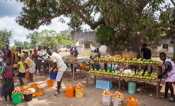 Personer som säljer mangos i Moçambique — Stockfoto