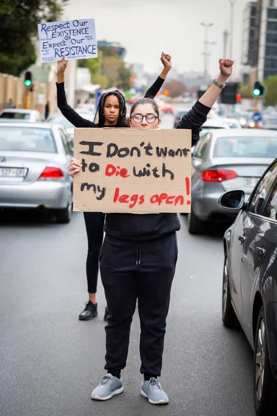 Mujeres protestando contra la violencia sexual Imágenes De Stock Sin Royalties Gratis