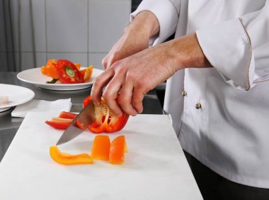 Şef biber hazırlanıyor