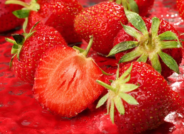 Sfondo fragola con fetta — Foto Stock