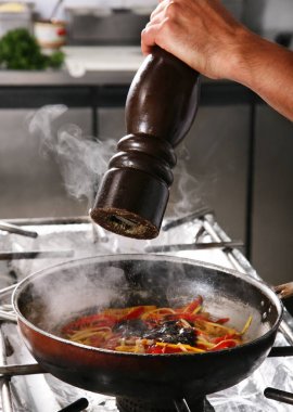 Şef biber baharat ekler