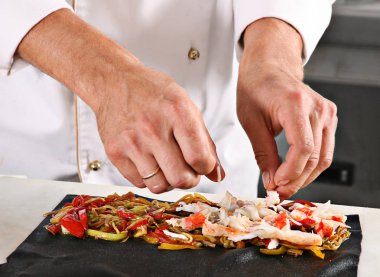 Şef hazırlanıyor makarna rulo