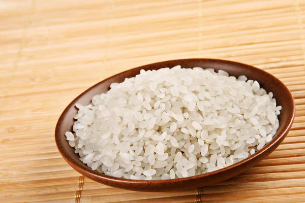 Белый рис в тарелке — стоковое фото