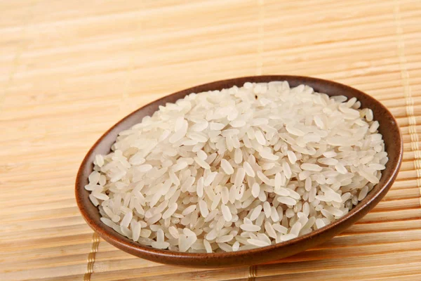 Долгий рис в тарелке — стоковое фото