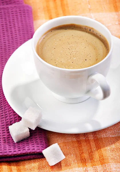 Kaffee mit Zuckerwürfel — Stockfoto