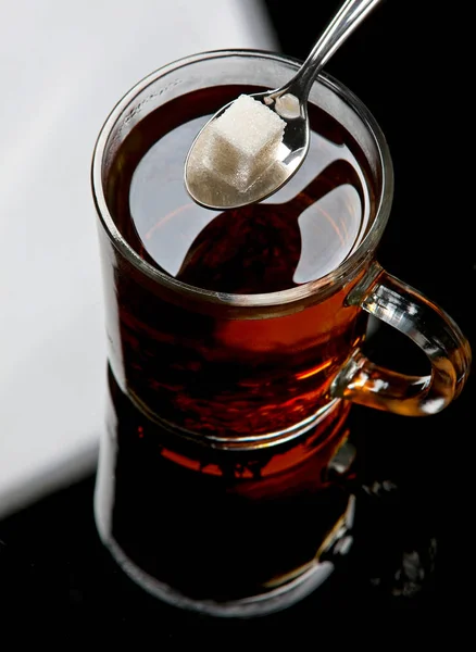 Açúcar de caroço em chá — Fotografia de Stock
