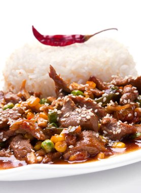 Dana eti dilim sebze ve pirinç