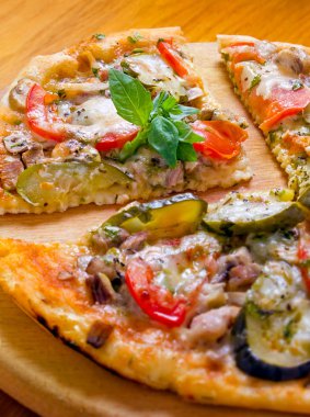 Pizza Marine salatalık ile