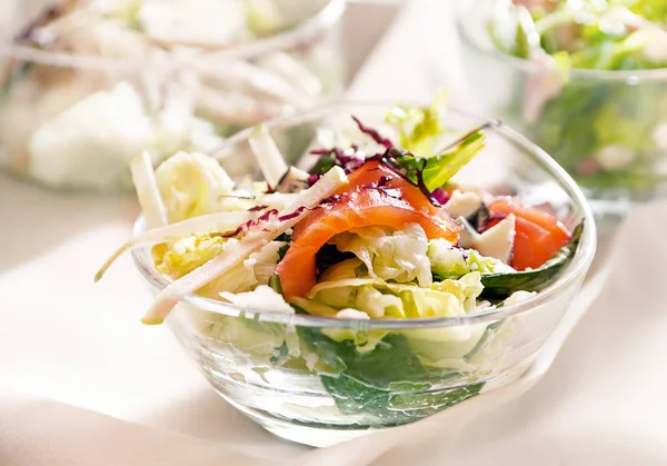 Salada com peixe vermelho — Fotografia de Stock