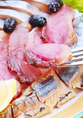 Tuzlanmış ringa balığı ve kırmızı balık 