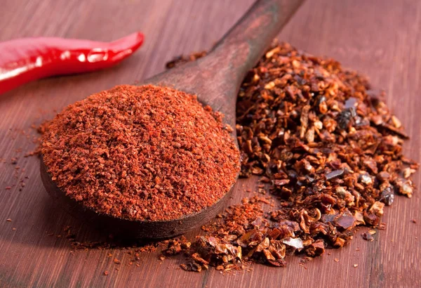 Červené chilli a sladké papriky — Stock fotografie