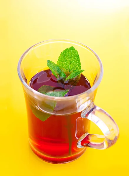 Bebida de chá em copo de vidro — Fotografia de Stock
