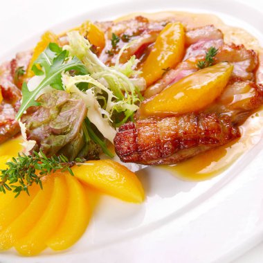 Kızarmış et meyve ile