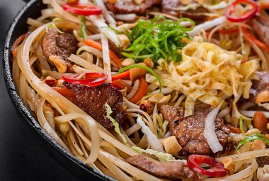 Pirinç Noodle ile sığır eti dilim