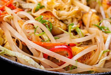 Pirinç Noodle ile tavuk dilim