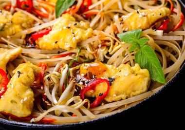 Meyilli Pirinç Noodle ile tavuk dilim