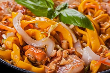 Yumurta noodle ve deniz ürünleri