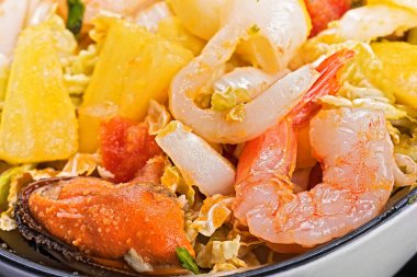 Deniz ürünleri ve ananas