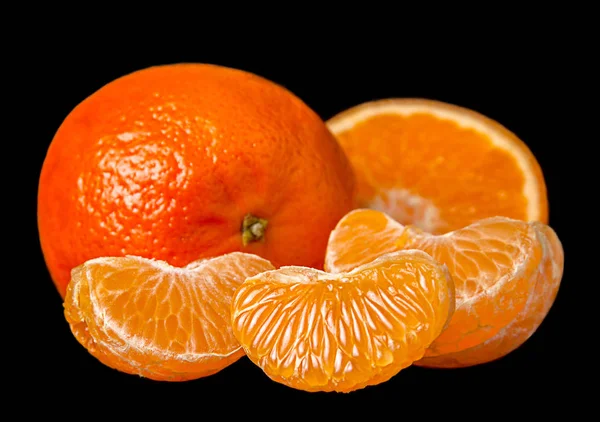 Mandarine auf Schwarz — Stockfoto