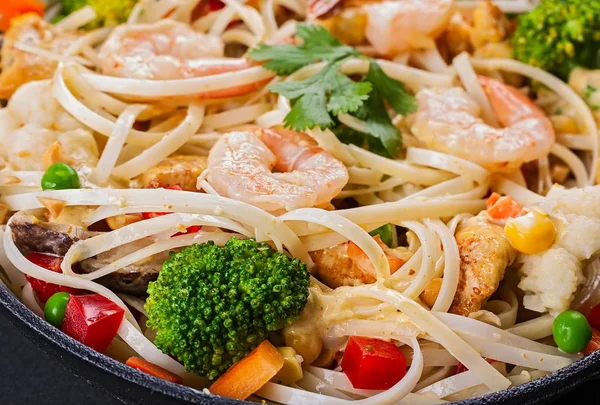 Tiger shrimp with rice noodles — Stock Photo, Image