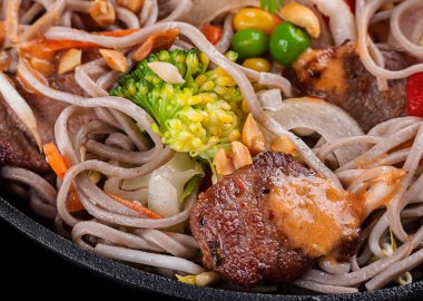 Dana eti noodles ile