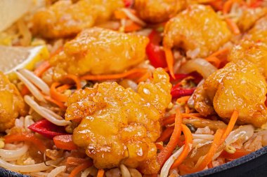 Şehriye ile tavuk parçası