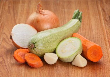 Kabak havuç ve oion ahşap masa üzerinde sebze