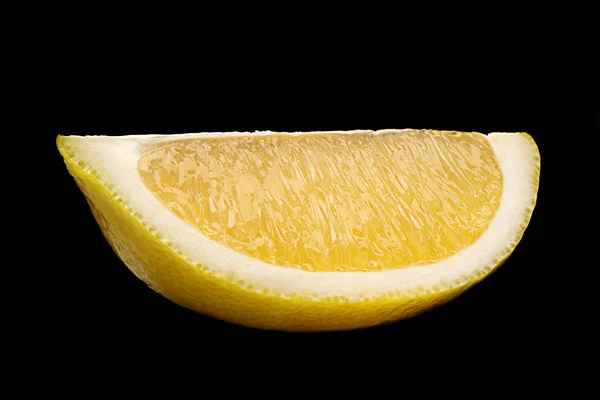 Fatia de limão em preto — Fotografia de Stock
