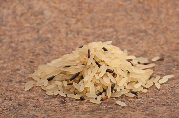 Дикий и длинный полированный рис — стоковое фото