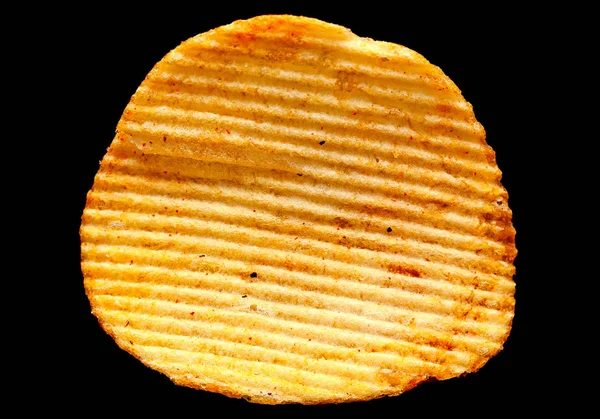 Gerippte Kartoffelchips auf schwarz — Stockfoto