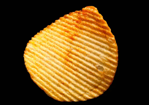 Gerippte Kartoffelchips auf schwarz — Stockfoto