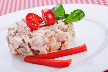 Füme et ve sebze salatası