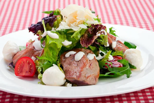 Salada quente com carne de vitela — Fotografia de Stock