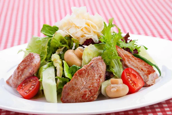 Salada quente com carne de vitela — Fotografia de Stock