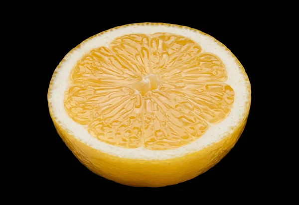 Zitronen-Zitrusfrucht-Scheibe auf Schwarz — Stockfoto