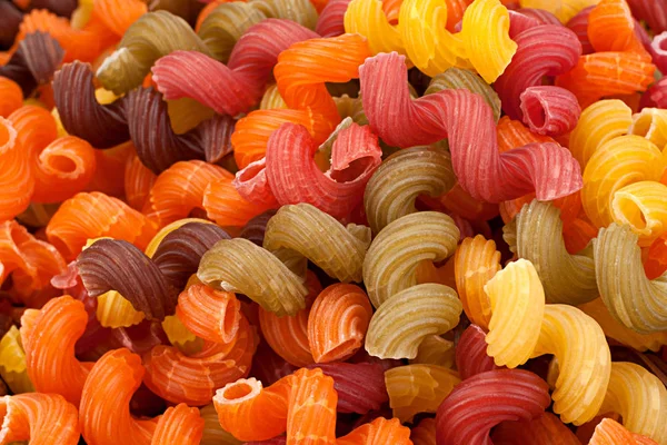 Mehrfarbige trockene Wirbel Pasta Hintergrund — Stockfoto