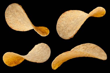 Patates cipsi çerezi siyah arkaplanda izole