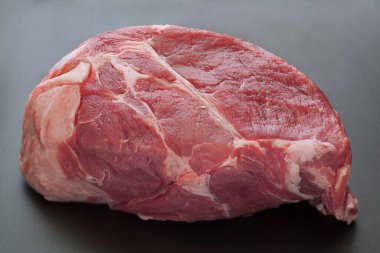 Izgara masasında çiğ domuz eti. 