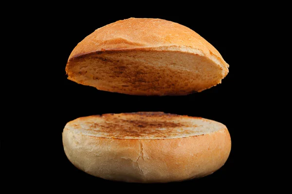 Hausgemachtes Hamburgerbrötchen Mit Gebratener Oberfläche Auf Schwarzem Hintergrund — Stockfoto